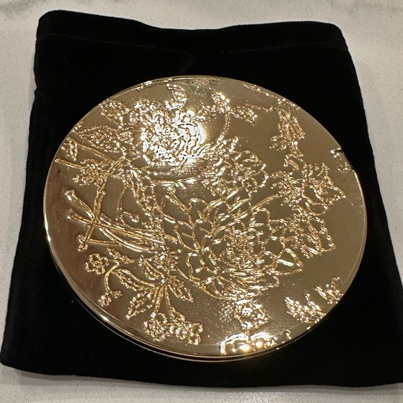 GUCCI FLORA BEAUTY BUNDLE TOTE, MIRROR, & SCRUNCHIES - Picture 3 of 6